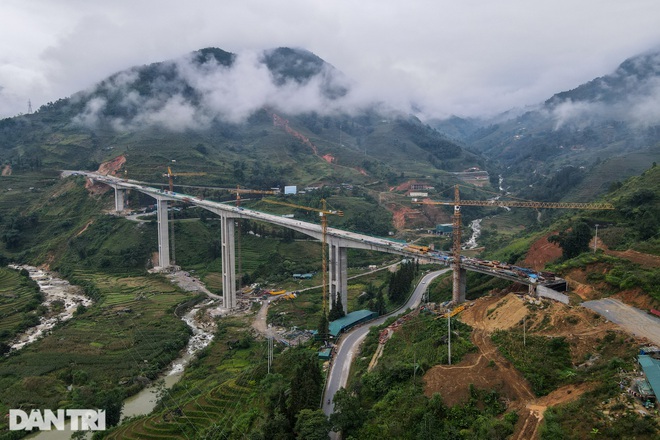 Cầu Móng Sến (Lào Cai) hiện nay là cây cầu cạn có trụ cầu cao nhất Việt Nam, khoảng 83 m từ mặt cầu đến đáy thung lũng.