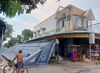 Dông lốc khiến gần 160 căn nhà ở An Giang bị sập và tốc mái