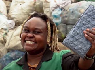 Cô kỹ sư mở nhà máy tái chế rác nhựa thành gạch